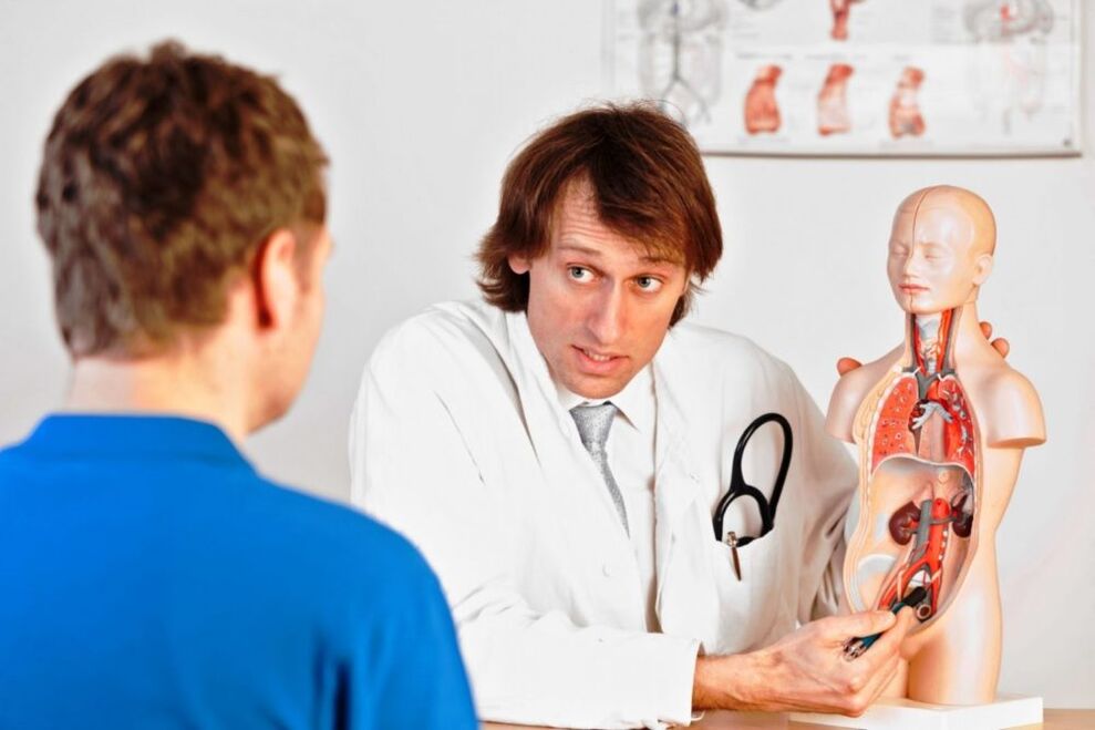 Der Arzt berät den Patienten über die Gründe, die die Potenz hemmen.